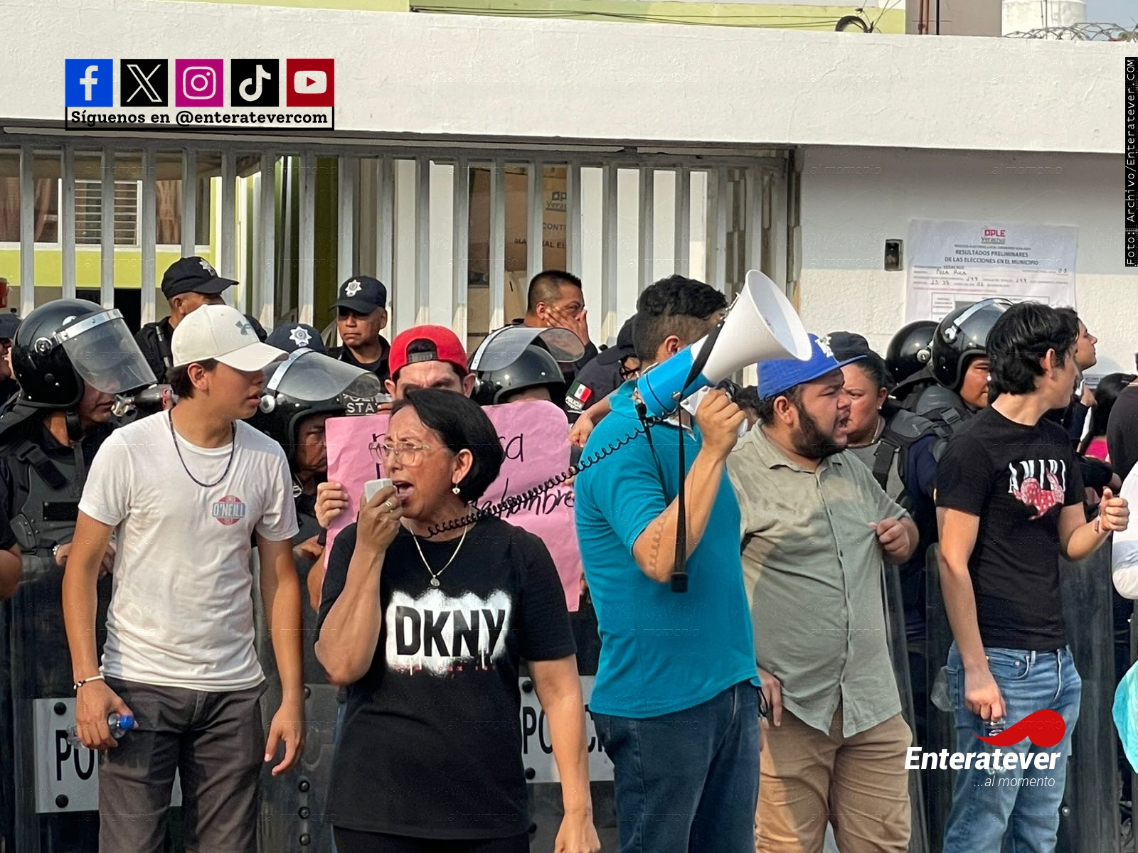 Simpatizantes de Morena bloquean oficinas del OPLE en Poza Rica