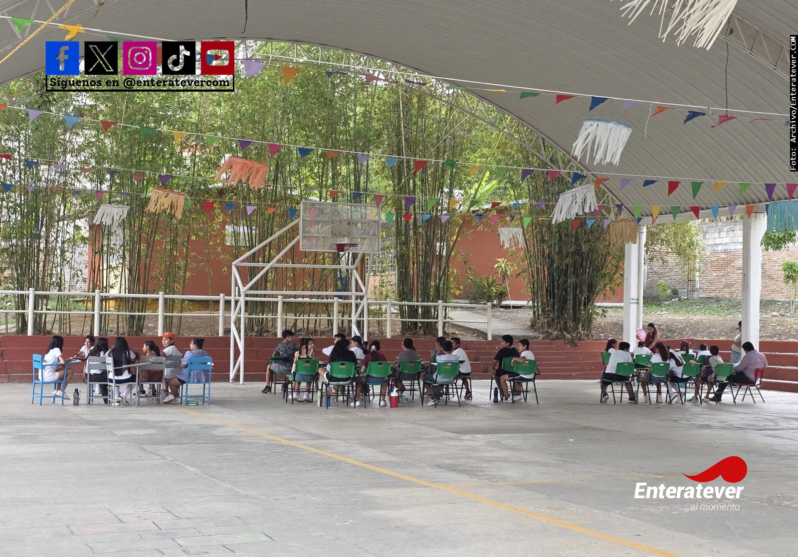 Alumnos toman clases a la intemperie por falta de energía eléctrica en escuela de Poza Rica