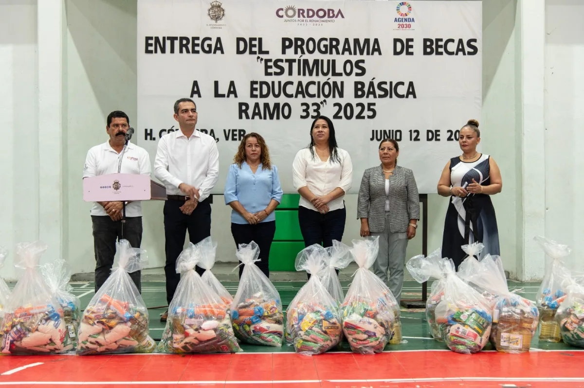 Benefician a 400 alumnos con becas "Estímulos a la Educación Básica, Ramo 33"