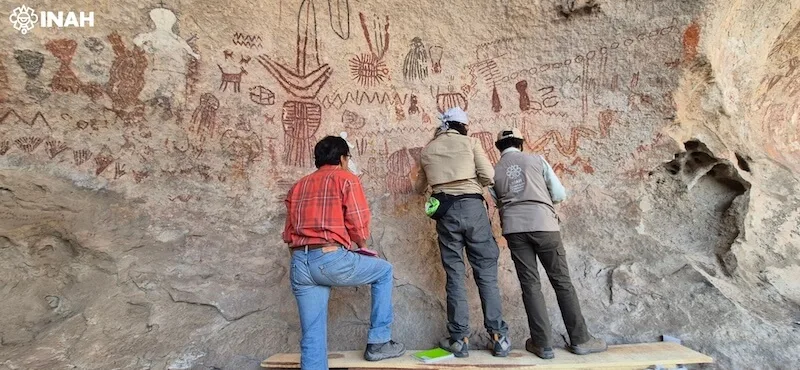 El INAH conserva pinturas rupestres de la Cueva de las Monas, en Chihuahua