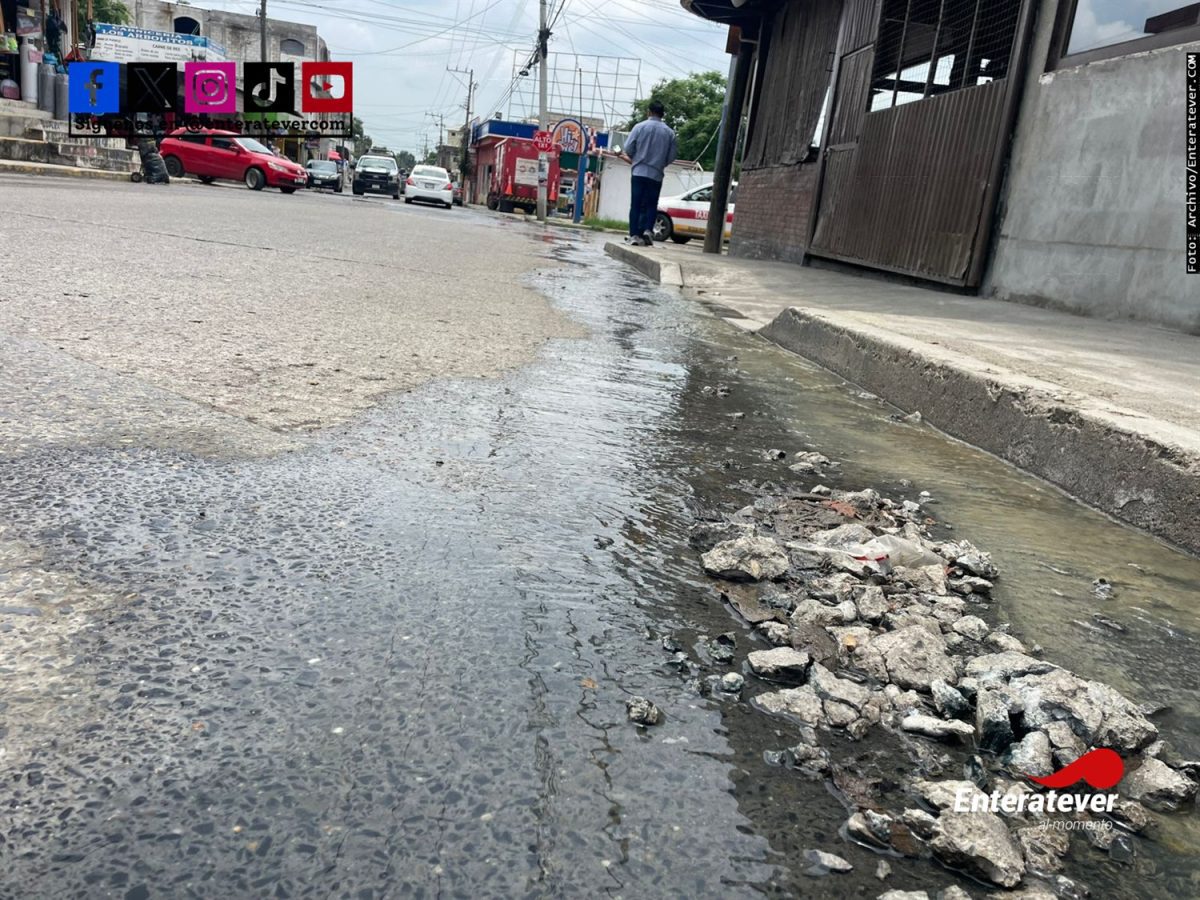 Vecinos de la colonia Ceiba exigen atención urgente a fuga de drenaje