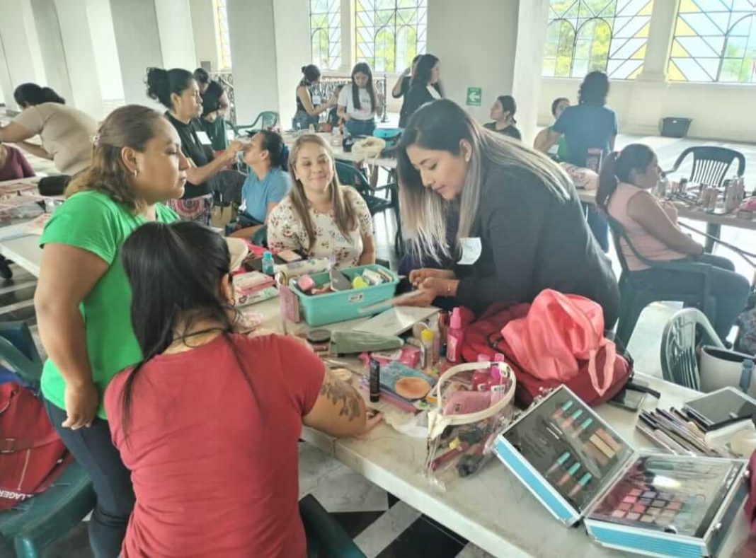 Cordobesas aprenden maquillaje y peinados con cursos de IMMUJER
