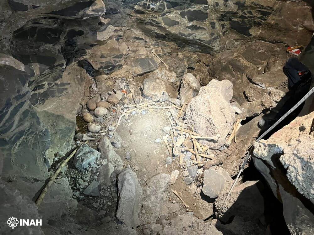 Rescatan conjunto mortuorio de las culturas del desierto, en una cueva subterránea de Coahuila
